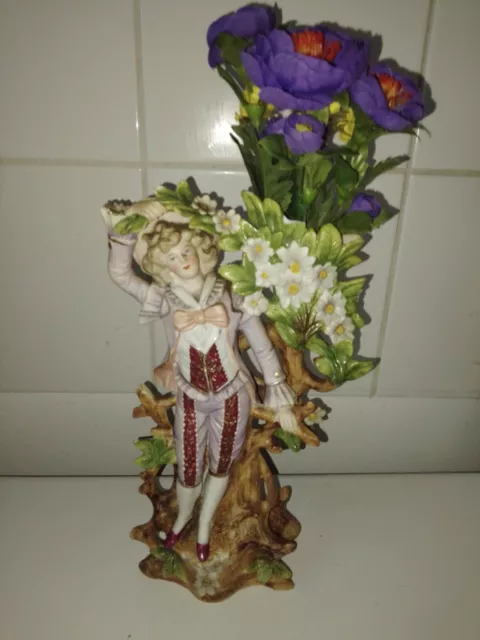 Statue en Biscuit polychrome - Homme à chapeau - Scène galante + fleurs