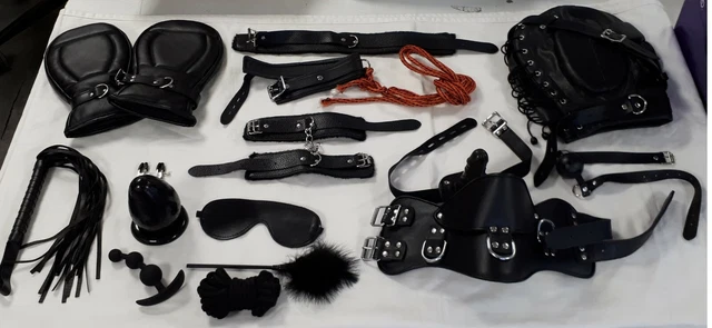 Kit Bondage 9 Pièces - Noir Et Rouge - Menottes, Etc. - Sextoy Adulte - Neuf