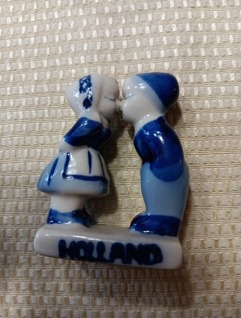 VINTAGE DELFT BLUE Kissing Dutch Boy and Girl Hand Painted Figurine, 2. ...