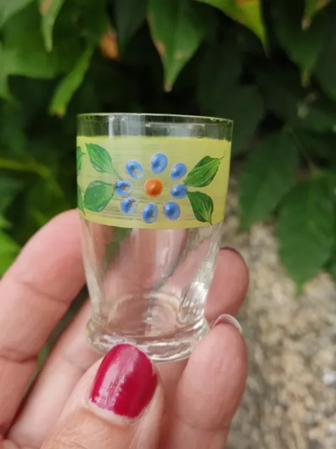 Deux petits verres anciens émaillés 2