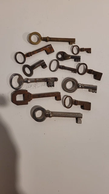 LOT DE 40 ANCIENNES PETITES CLES COFFRETS BOITES FER FORGE SERRURE