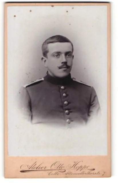 Fotografie Otto Hoppe, Celle, Portrait Soldat mit Oberlippenbart
