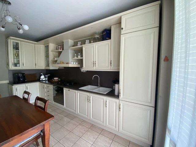 Cucina angolare in noce, laccato bianco, 4,65 mt, h 2,50 e 1,40 mt angolo