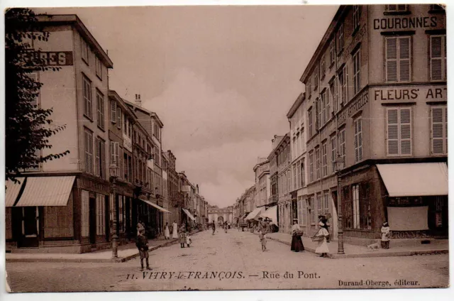 VITRY LE FRANCOIS - Marne - CPA 51 - Rue du pont - Magasins