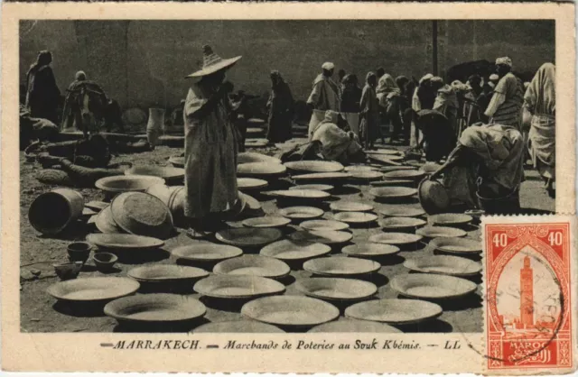 CPA AK MARRAKECH marchands de poteries au souk Kbémis MAROC (23723)