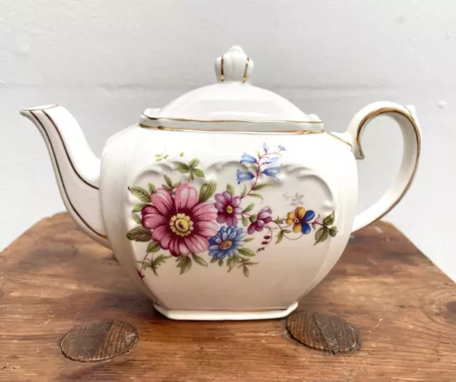 Sadler cube teapot: Vintage Cream floral with Gold trim. Two cup capacity
