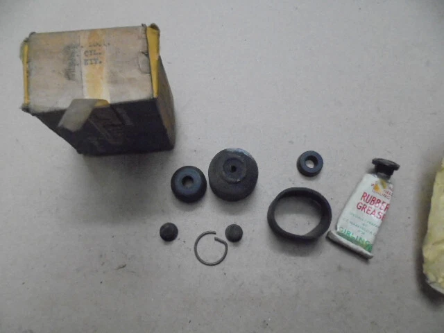 thumbnail image 2 of Triumph GT6 Vitesse 2.0L Girling Clutch Slave Cylinder - Free Shipping! 2 of 5