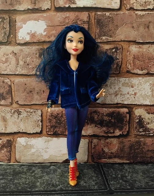 Descendants Mattel Evie Isle of the Lost 💙 her face is NOT it but the outfit is nice!!! I wish we got better quality dolls for the first 3 movies