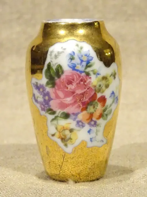 Miniature petit vase en porcelaine Limoges décor floral sur fond doré ht 6,5 cm