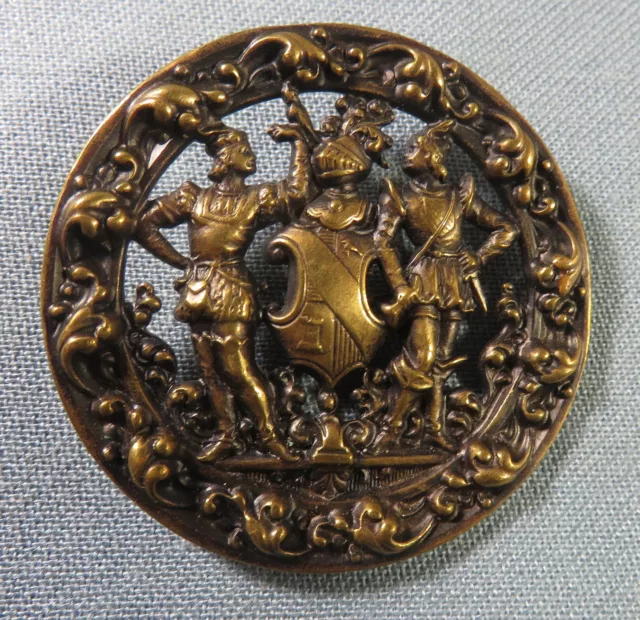 ANCIEN GROS  BOUTON  en laiton ajouré:  2 HOMMES de la RENAISSANCE & 1 ECU*47mm