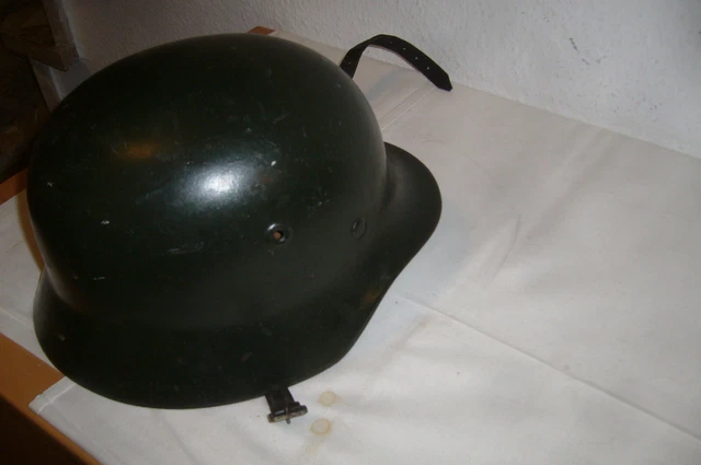 Helm 2. WK, mit Innenfutter und Kinnriemen, Gr. 57, keine Verbotenen Zeichen. 4
