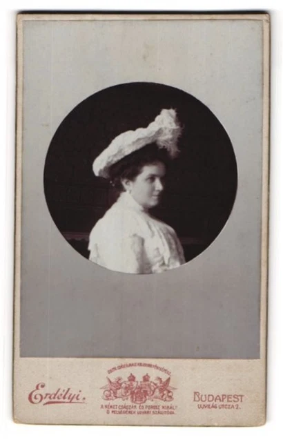 Fotografie Erdelyi, Budapest, Ujvilag Utcza 2, Junge Dame mit großem Federhut