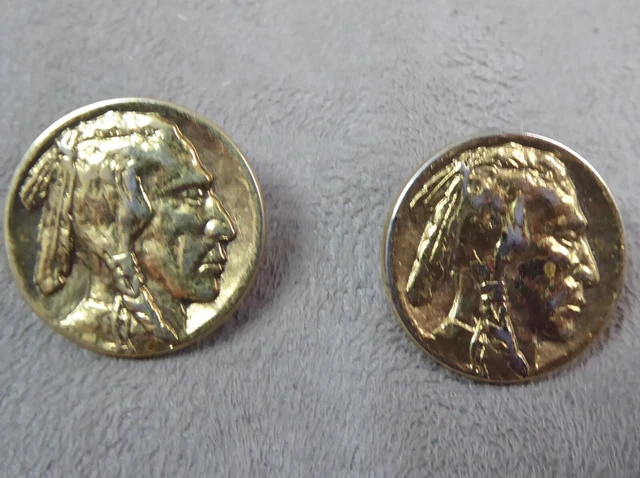 DEUX JOLIS BOUTONS anciens, à décor d'indien de profil.