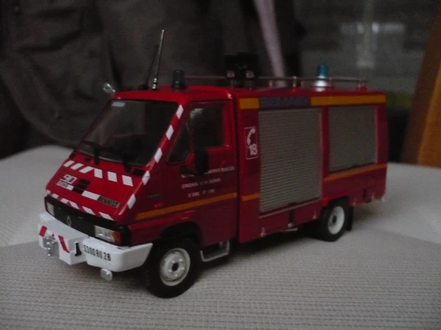 Camion Mercedes Atego Pompiers SDIS 1/43 IXO Hachette - Comme Neuf - Boîte Carton