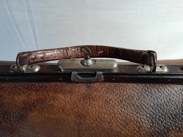 ANCIENNE SACOCHE DE médecin en cuir, début 20ème siècle. France. EUR 65