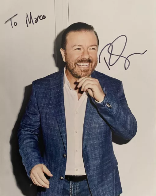 Ricky Gervais · Autogramm · 20 x 25 cm