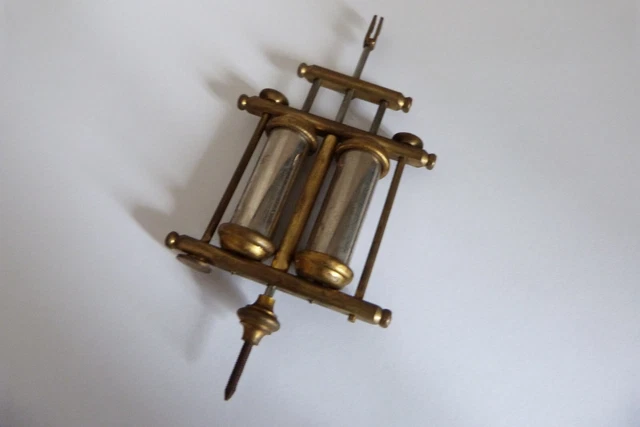 Ancien balancier de pendule carillon) D