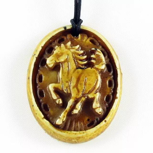 Pendentif collier en os Zodiac style sculpté avec cordon de perles cheval marron NEUF