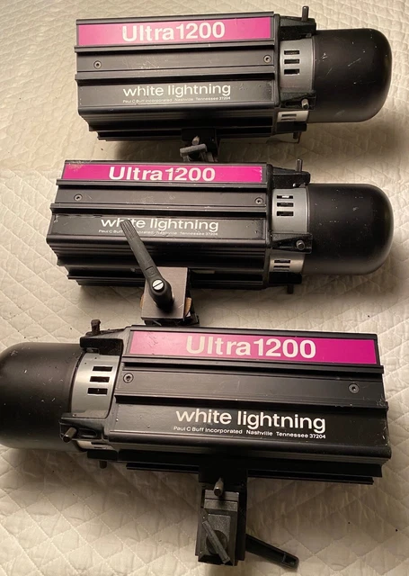Tres luces estroboscópicas Three White Lightning Ultra 1200 con 2 esclavos, 3 reflectores, control remoto