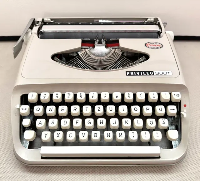 PRIVILEG 300T Typewriter  Vintage With Case