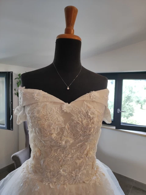 Abito da sposa avorio con strascico. Corpetto ricamato. Gonna con ricami e tulle