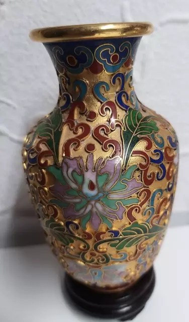 Kleine chinesische Cloisonne Vase, mit kleinem Holzaufsteller, florales Dekor