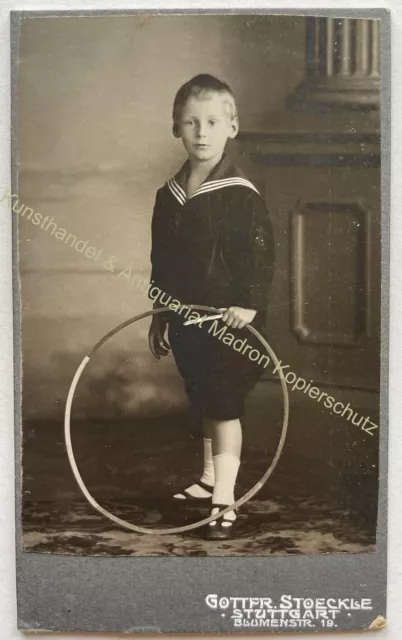 orig. CDV Foto Fotografie Kind Kinder Mode um 1890 Spielzeug Matrosenanzug