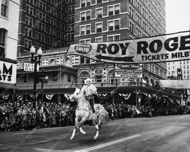8174-18 Roy Rogers and Trigger promoting show for the city 8174-18 8174-18
