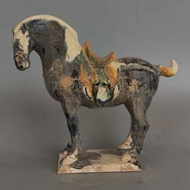 Estatua de porcelana de caballo de guerra negro tricolor cerámica esmaltada china 8,3 pulgadas