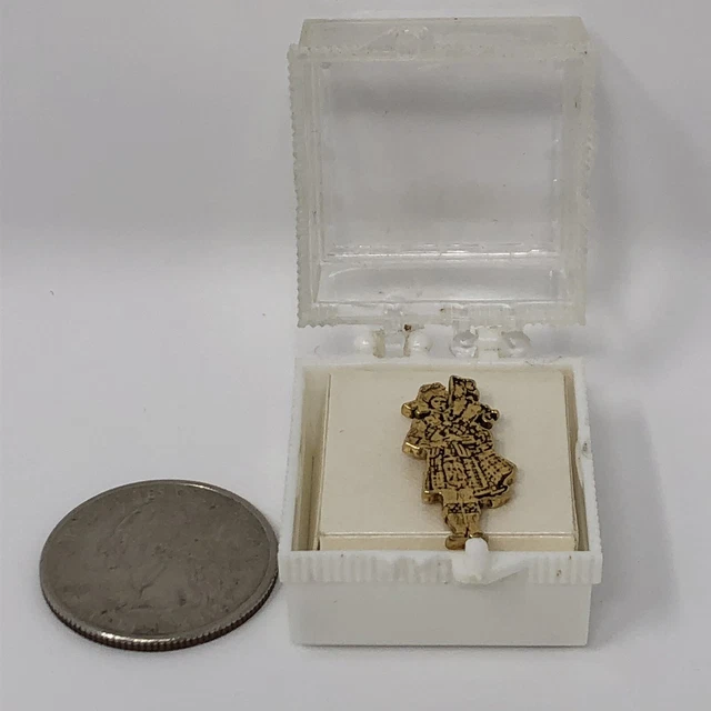 Seagrams 100 Pipers Scotch Whiskey Gold Colored Pin