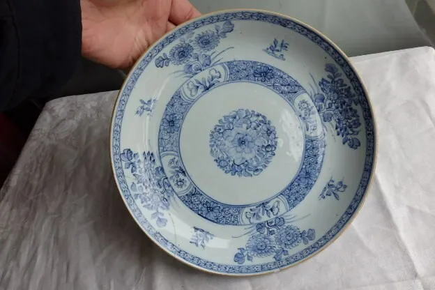 Ancienne assiette en porcelaine de la Compagnie des Indes à décor blanc bleu