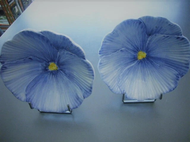 Italian Majolica  Two Small Cuts Heart Of Blue Pansy