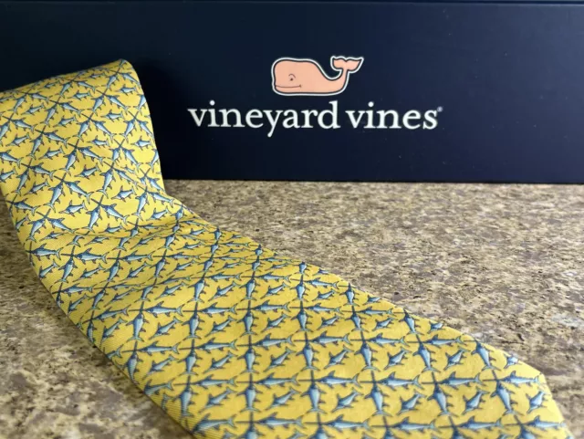 NWT  BOX  VINEYARD VINES  SWORDFISH TIE Gift Yellow Whale 2017 100% Silk