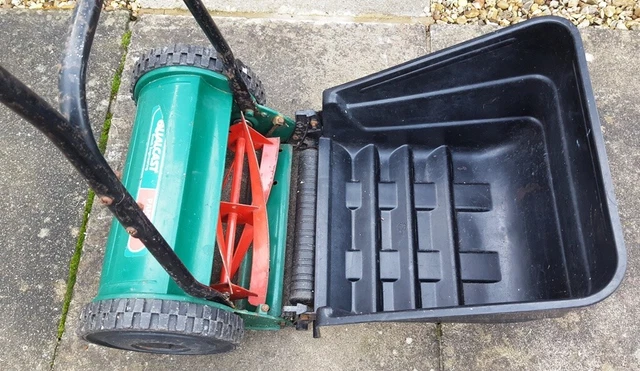 Qualcast panther 30 manual online