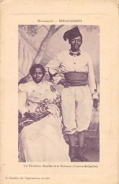 Madagascar - DIEGO SUAREZ - Un Tirailleur Betsiléo et sa Ramatoa (Femme Lagache)