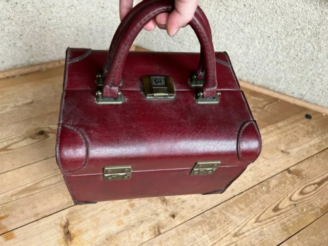 antiker Kosmetikkoffer Arztkoffer Hebamme Reisetasche Leder rot braun Schlüssel