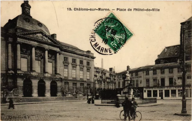 CPA CHALONS-sur-MARNE - Place de l'Hotel-de-Ville (742848)