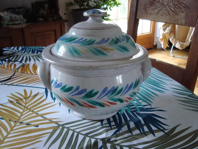 Bonnetable  19ème soupière à anses polychrome .