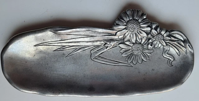Tableau fleurs - cadre étain repoussé et signé - feutrine