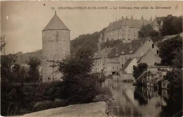 CPA AK CHATEAUNEUF-sur-CHER Le Chateau, vue prise du Deversoir (613119)