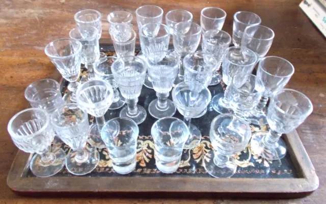 lot de 29 Ancien petits verres à liqueur de forme et taille diverse