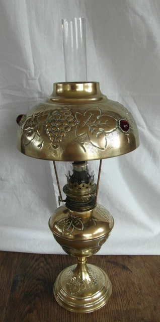 Lampe à Pétrole Ancienne En Laiton - Décor Gravé Raisin Et Vigne - Occasion