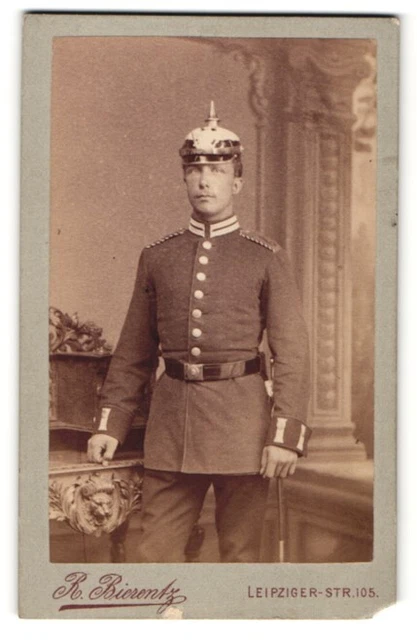 Fotografie R. Bierentz, Berlin-W, Portrait Soldat mit Pickelhaube