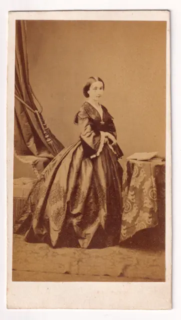 CDV anonyme Second Empire - Une jolie jeune femme - Vintage albumen print c.1860