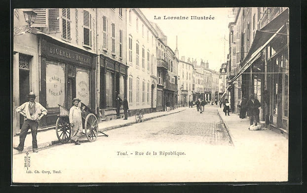 CPA Toul, Rue de la République, vue de la rue