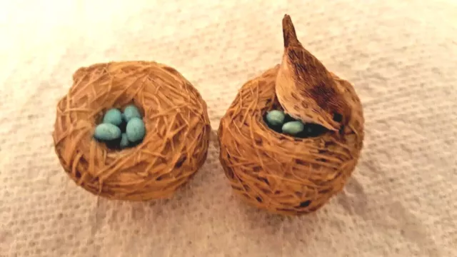 Hallmark Marjolein Bastin Set 2 Clip On PINS Wren Bird on Nest & Nest w/Blue Egg
