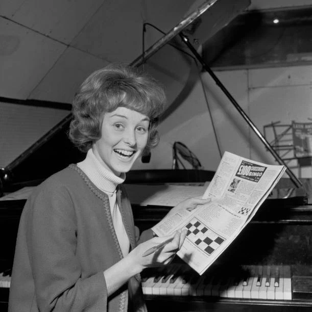 ENGLISH POP SINGER Carol Deene Pictured Solving A Crossword 1962 OLD