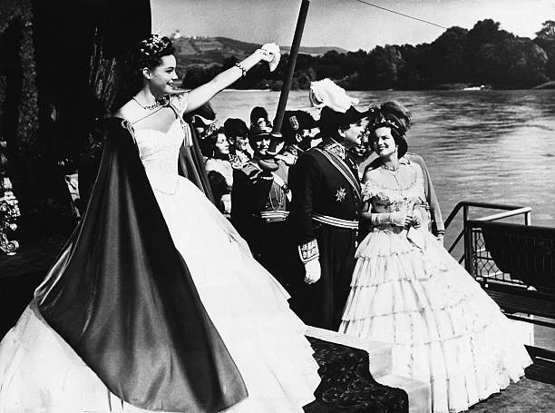 Romy Madley Croft visual data 4