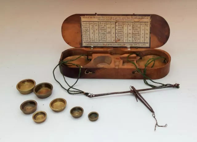 Ancienne balance à peser l'or.  Balance trébuchet de changeur. XVIIIè siècle