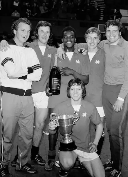 Football The Leyton Orient Team With The Trophy 1976 Old Photo